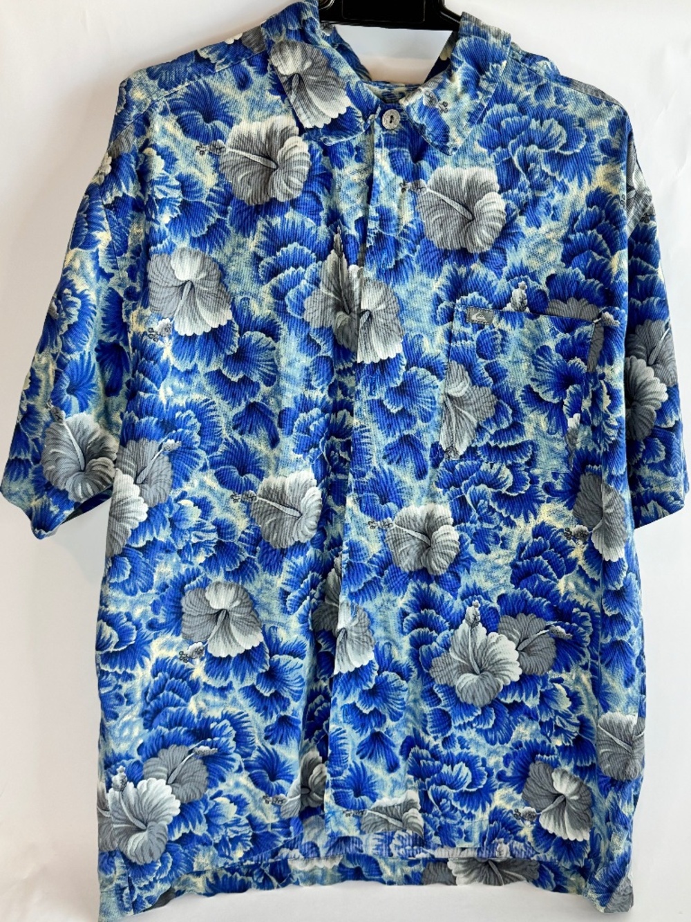 Quicksilver Men’s Blue Hawaiian Shirt Flower Aloha Beach Size Medium Button Up